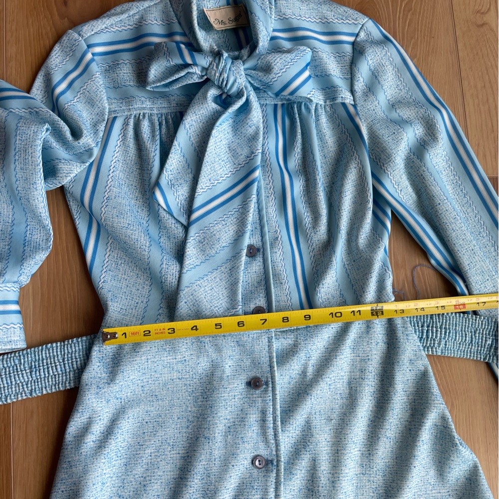 Vintage 70’s Ms Sugar Dress light blue / white, fit and flare, fun neck tie - Picture 4 of 7